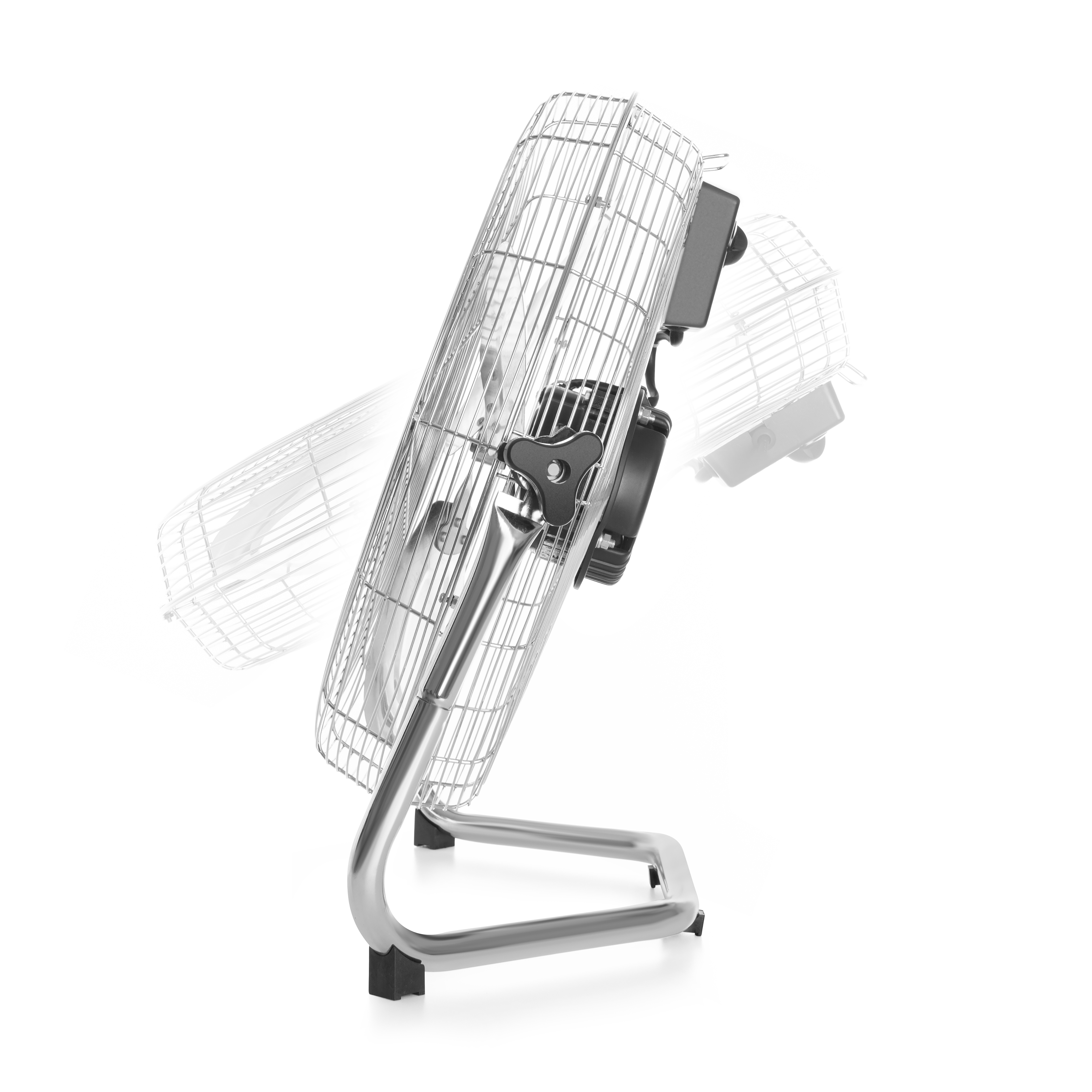 Srebrny wentylator przemysłowy z kratą ochronną, pochylony w prawo.