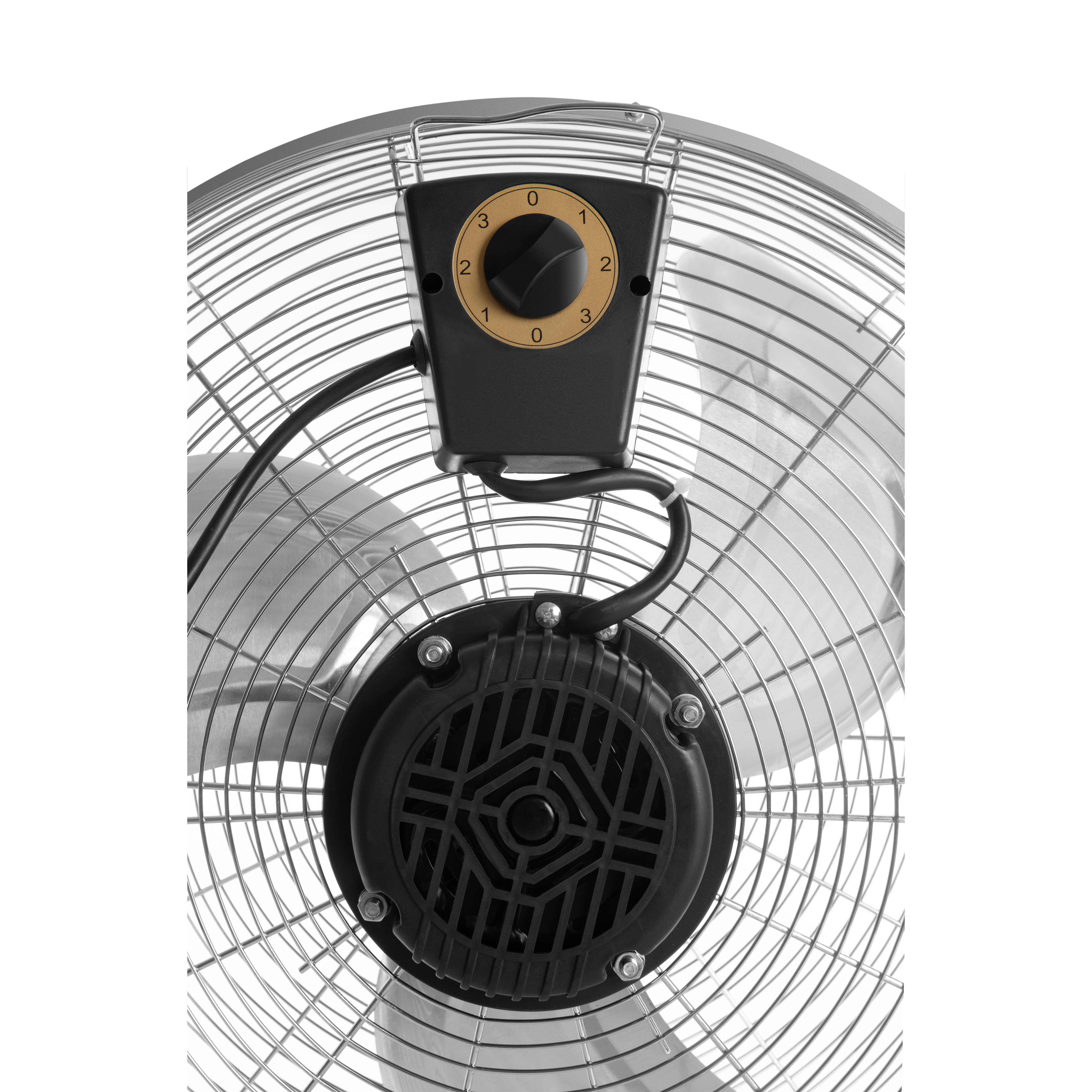 Zbliżenie na wnętrze wentylatora. Ma czarny silnik, drucianą klatkę i pokrętło regulacji prędkości.