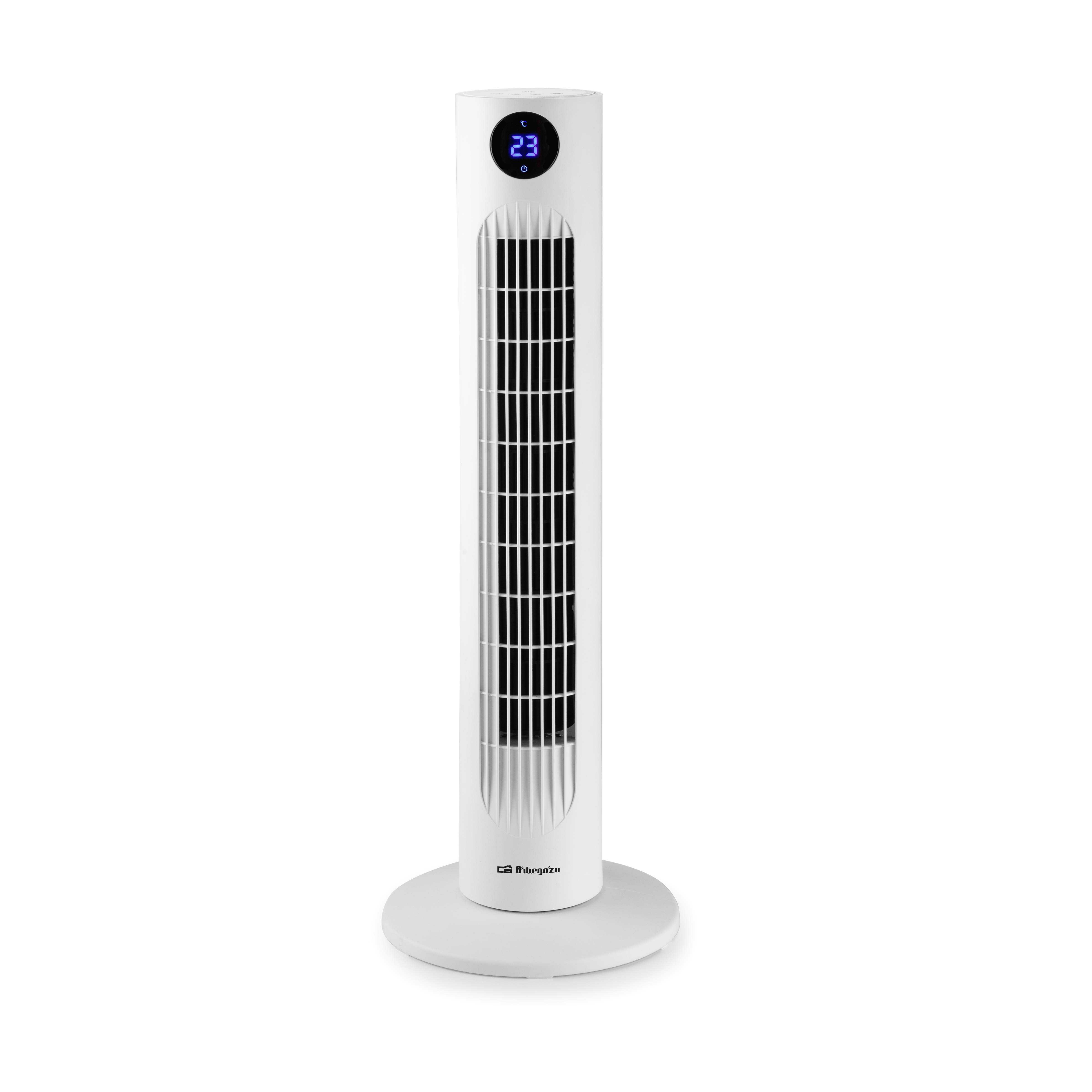 Un ventilador de torre alto y blanco con una pantalla digital que muestra la temperatura, sobre un fondo blanco.