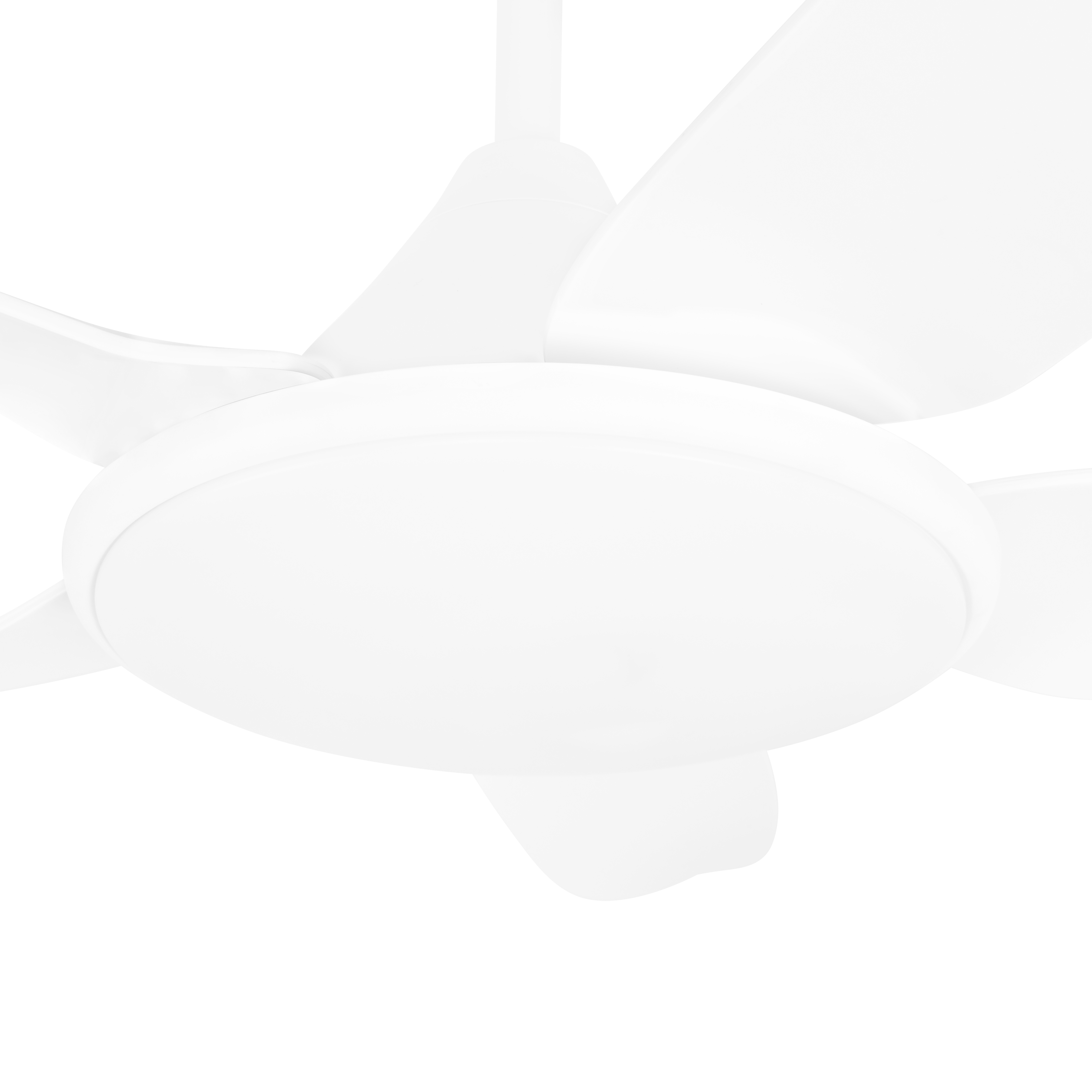 Biały wentylator sufitowy z pięcioma łopatkami. Łopatki i światło są białe na białym tle.