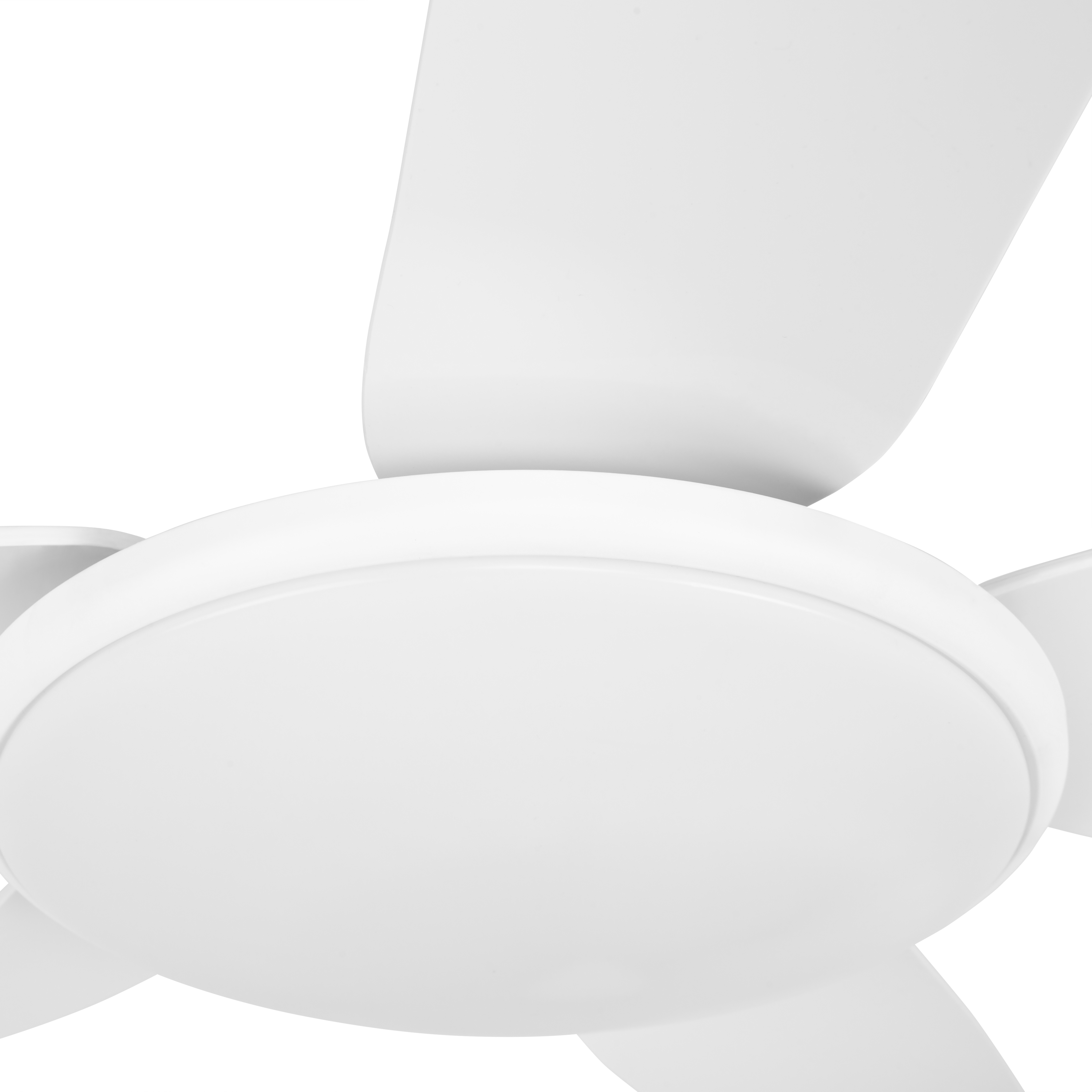 Zbliżenie białego wentylatora sufitowego z widocznymi łopatkami i centralną oprawą oświetleniową.