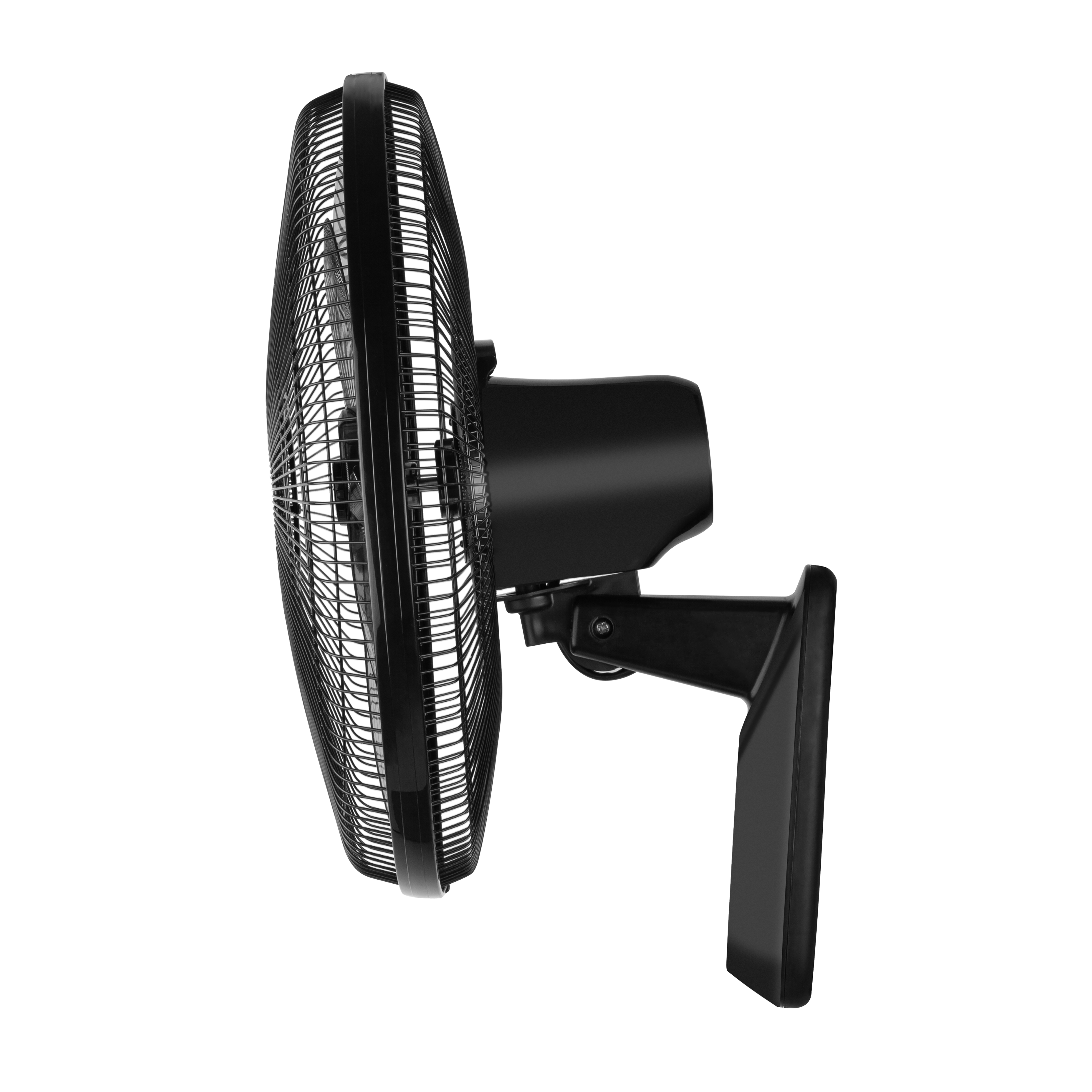 Czarny wentylator ścienny, widok z boku, zamontowany na czarnym ramieniu. Białe tło. Widoczne łopatki wentylatora.