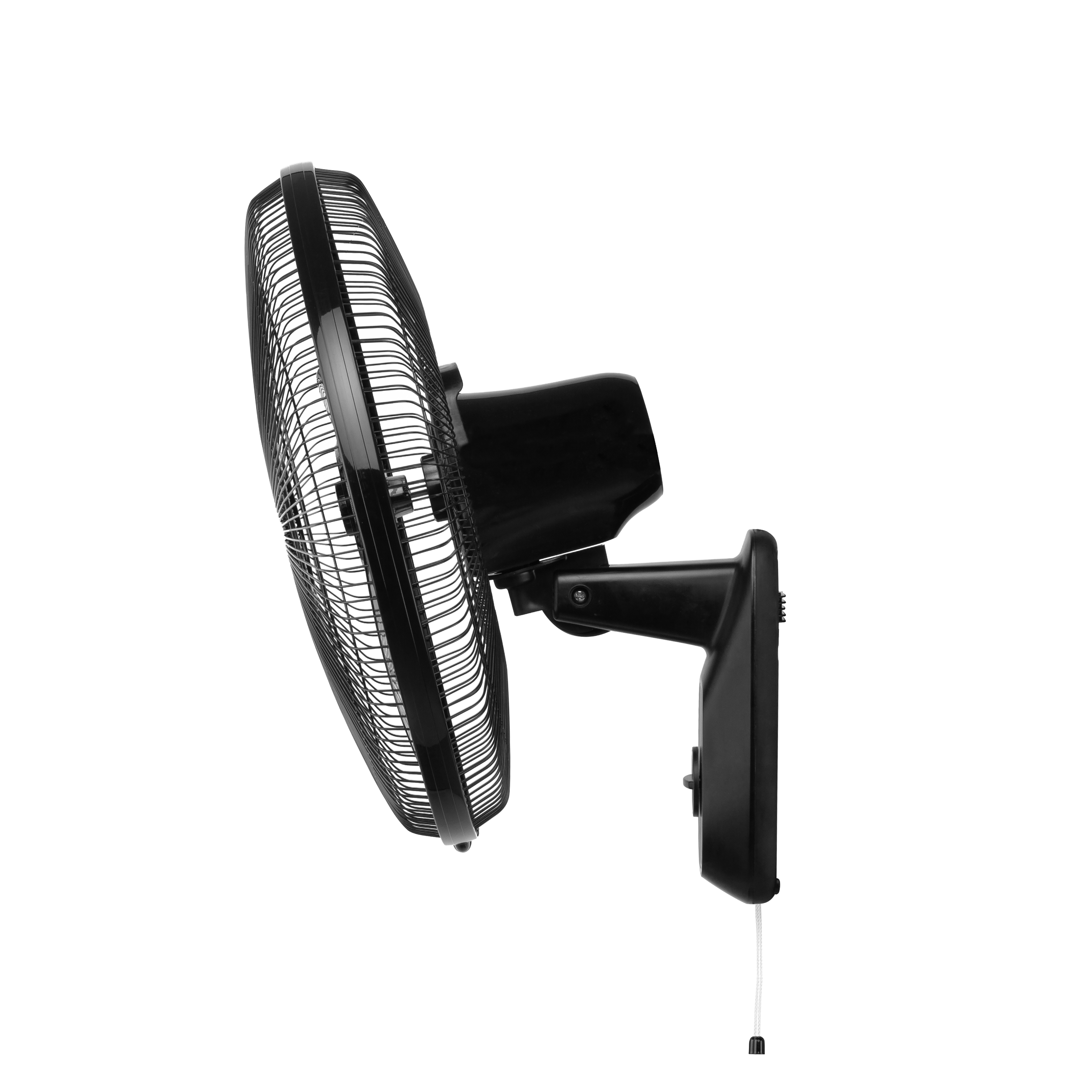 Un ventilatore a parete nero, con una protezione a lama circolare e un supporto a parete nero. Il ventilatore è su sfondo bianco.