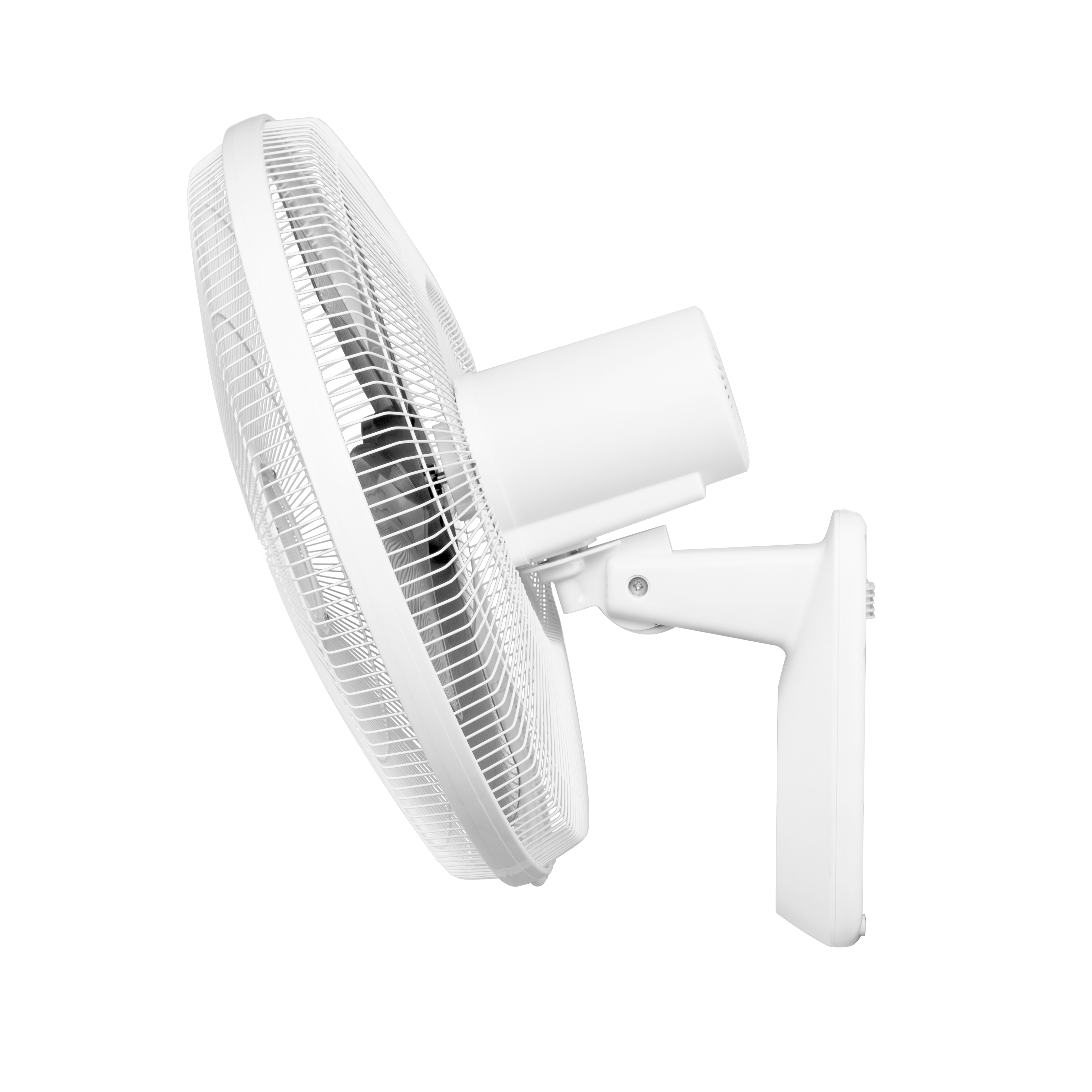 Biały wentylator montowany na ścianie z kratką ochronną i łopatkami. Jest lekko pochylony.