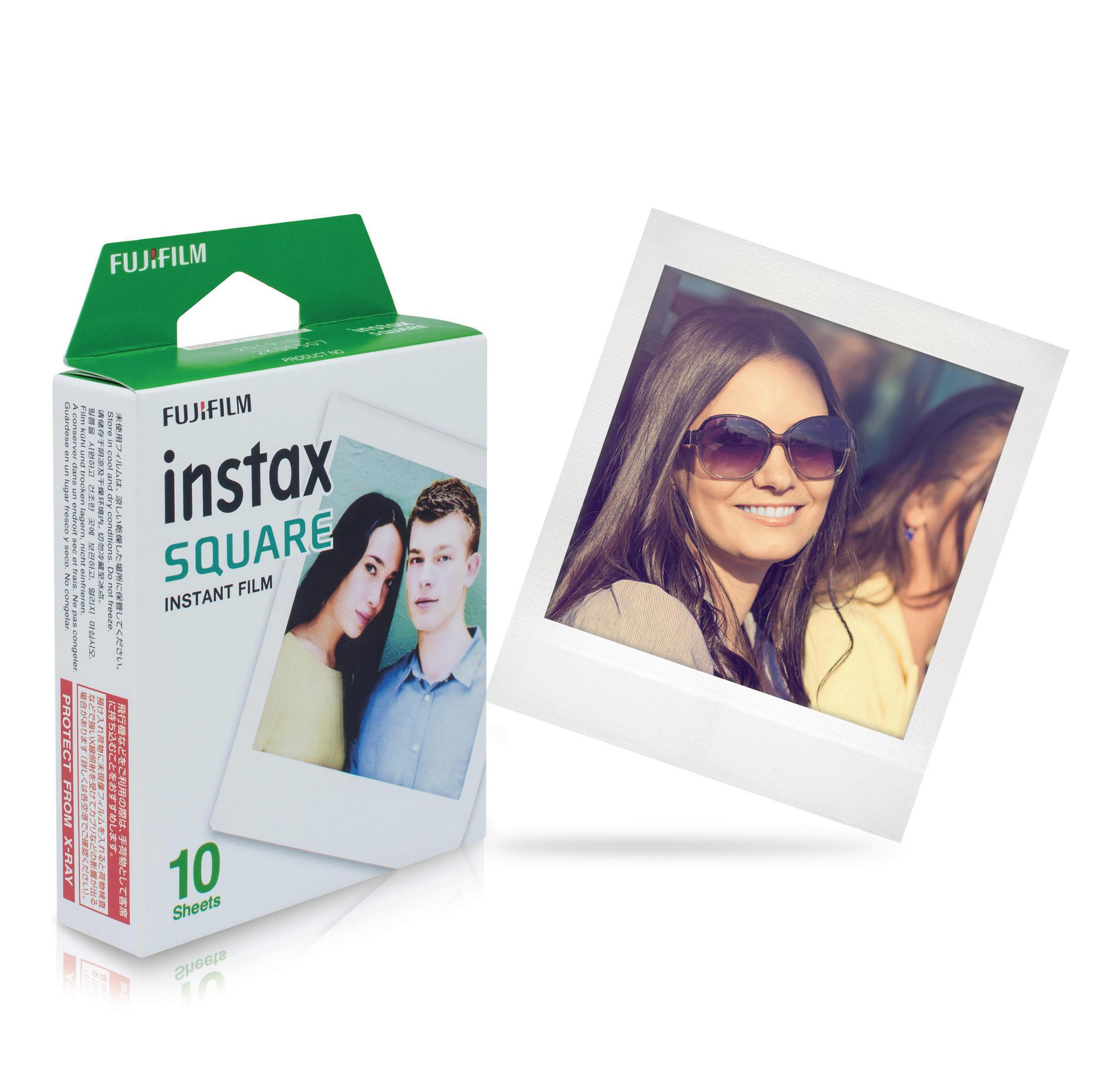 Pudełko filmu Instax ze zdjęciem pary i pojedynczym zdjęciem uśmiechniętej kobiety w okularach.