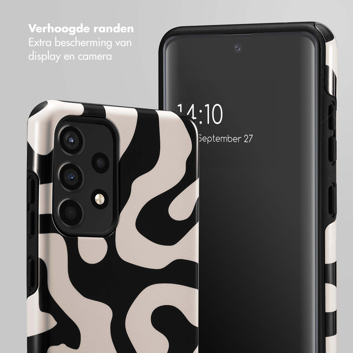 Una custodia per telefono con motivo bianco e nero poggia accanto a uno smartphone.
