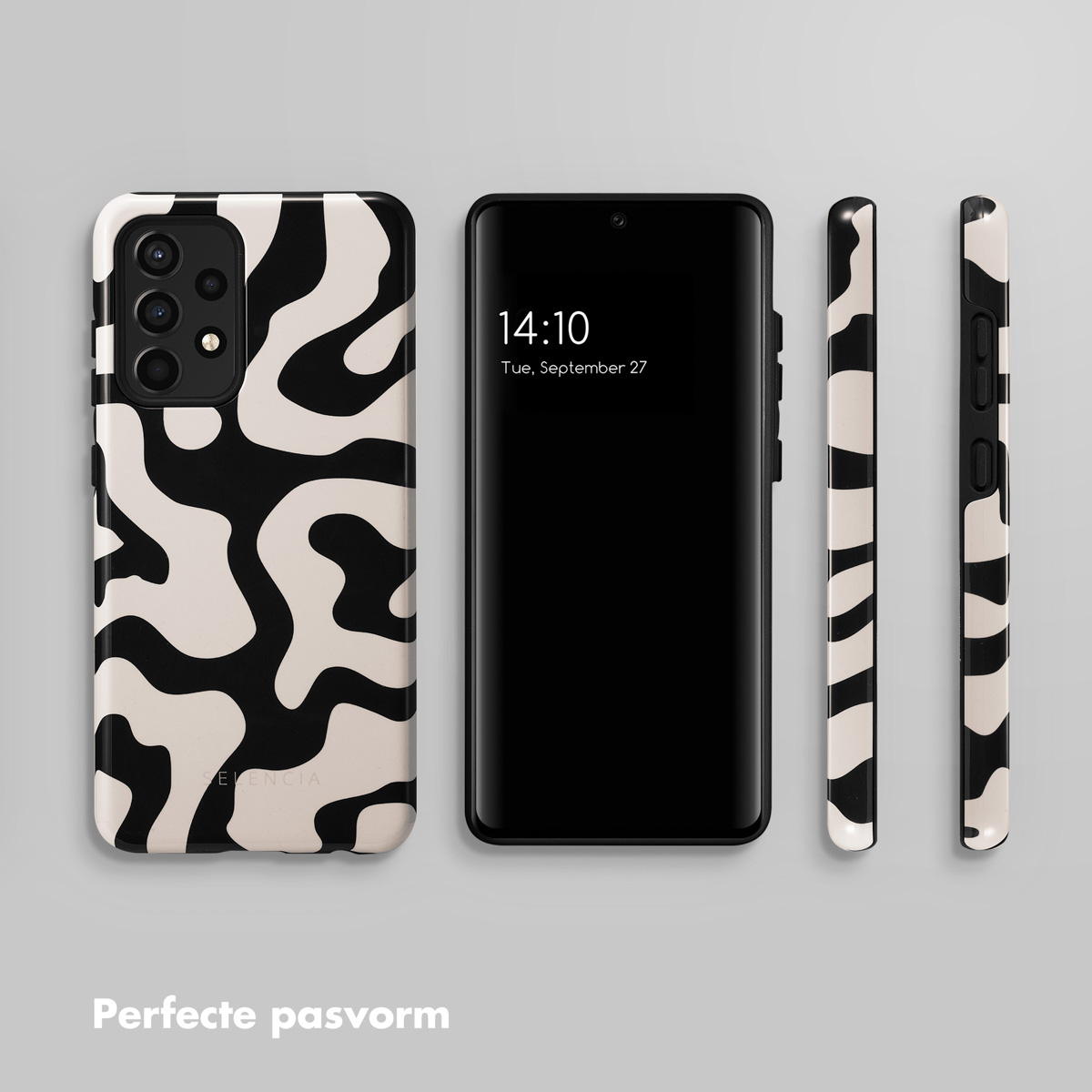 Uno smartphone con cover nera a fantasia organica accanto al dispositivo.
