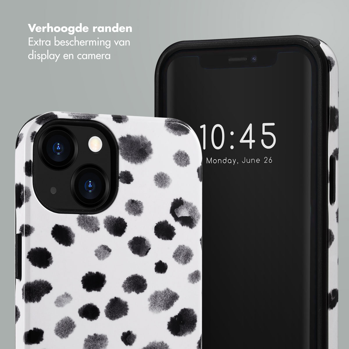 Une coque d'iPhone à pois noirs et blancs à côté d'un iPhone à écran noir.