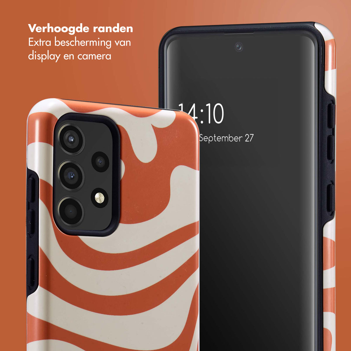 Close-up van telefoon met oranje en witte hoes, telefoon met zwart scherm op de achtergrond.