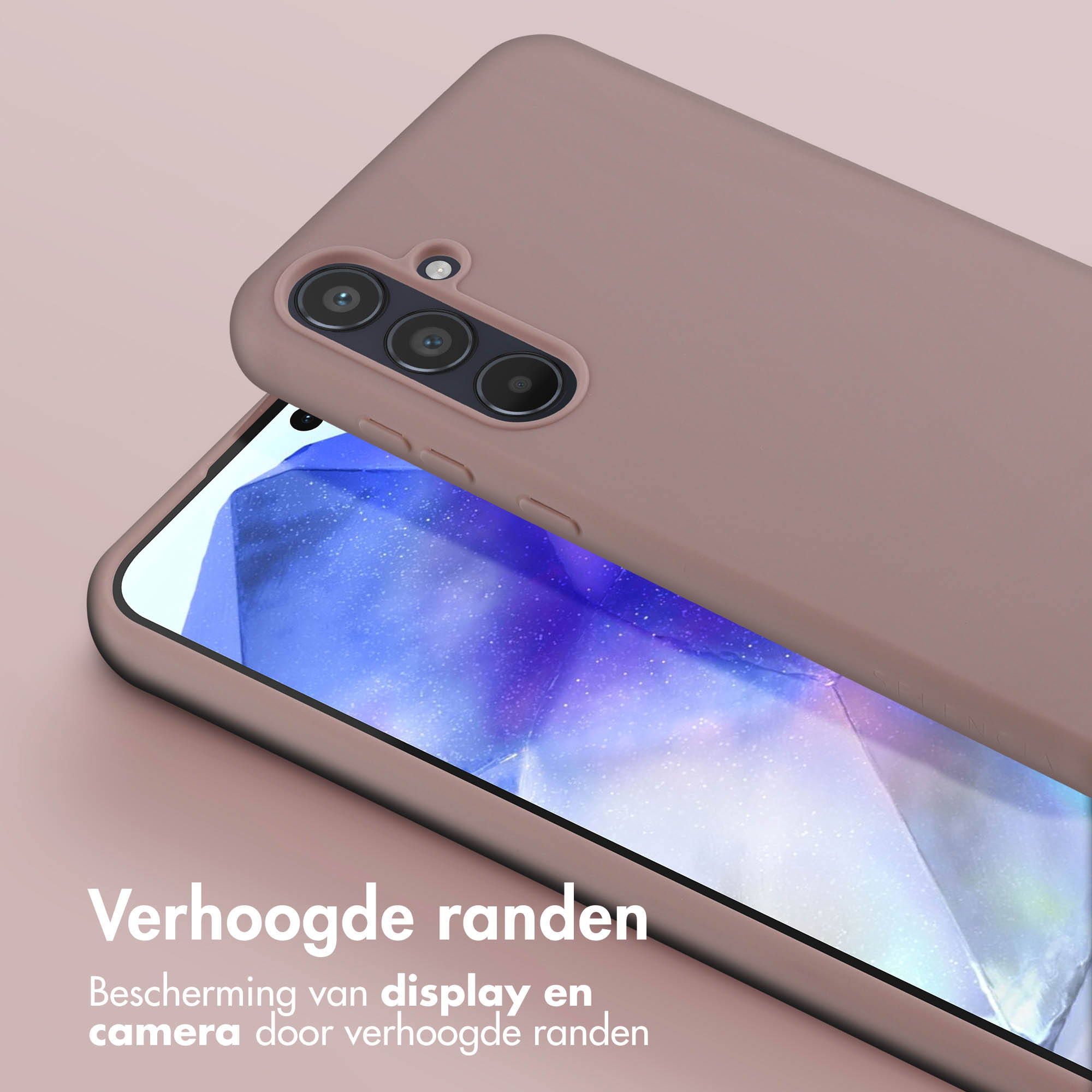 Lichtbruin telefoonhoesje. Telefoon zit in het hoesje. Tekst op de hoes 'Verhoogde randen'.