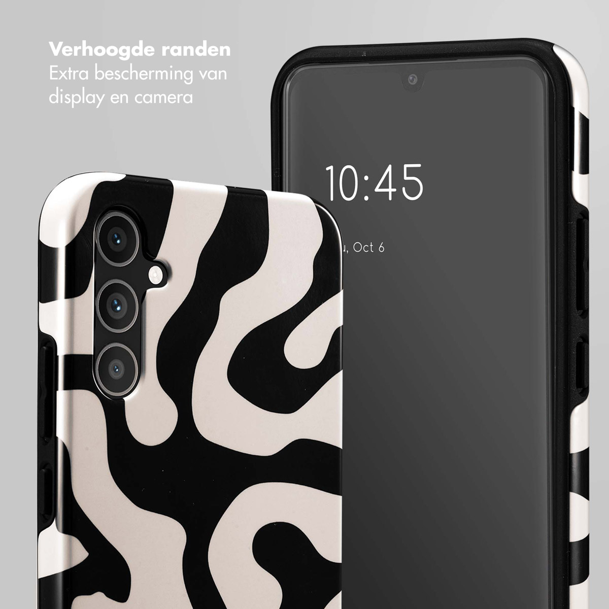 Een zwart-wit telefoonhoesje naast een smartphone die 10:45 weergeeft.