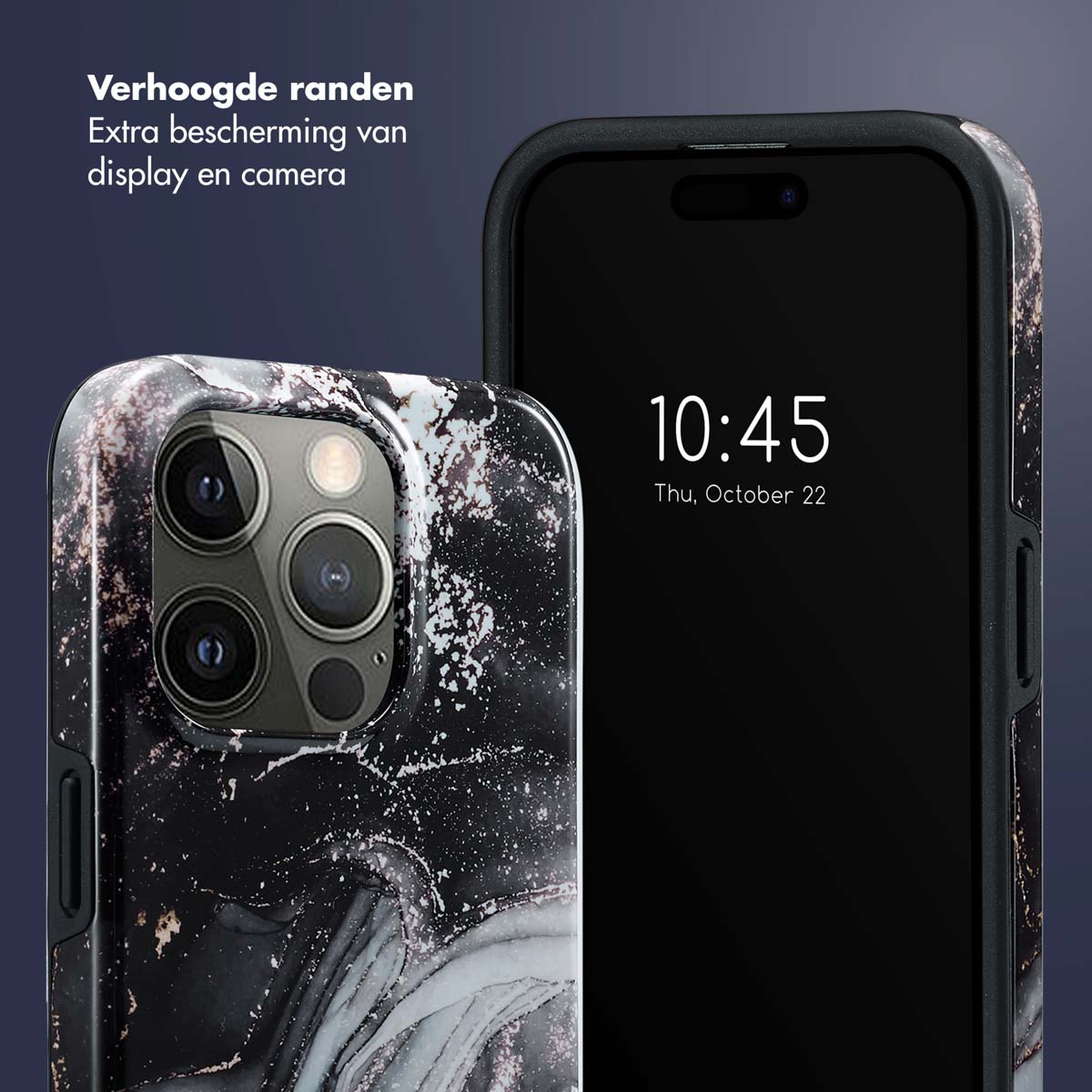 Een zwarte telefoonhoes met marmerpatroon naast een telefoon met 10:45.