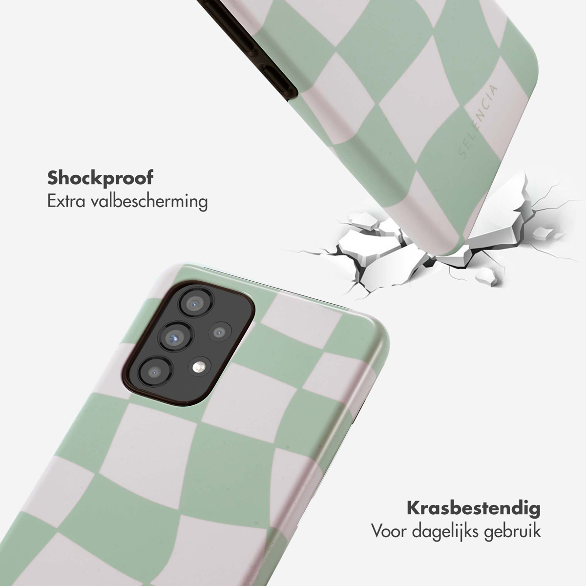 Coques de téléphone à motif à carreaux verts et blancs. Une coque tombe, une au sol.