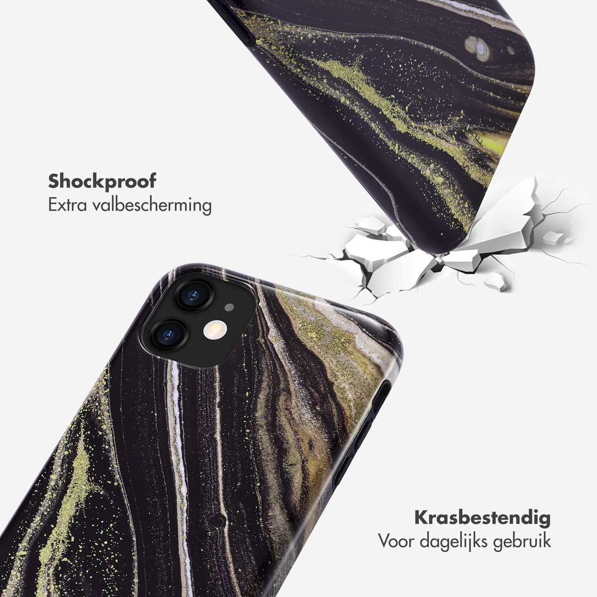 Zwarte telefoonhoes met een marmerdesign. Twee hoesjes, één valt. Witte achtergrond.