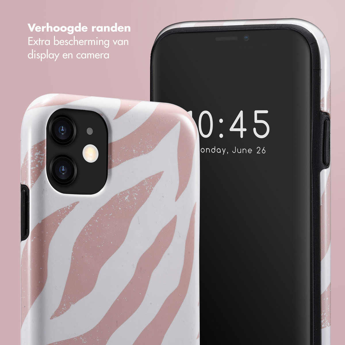 Close-up van een telefoon met een roze zebraprint hoesje. De telefoon toont de tijd en datum.