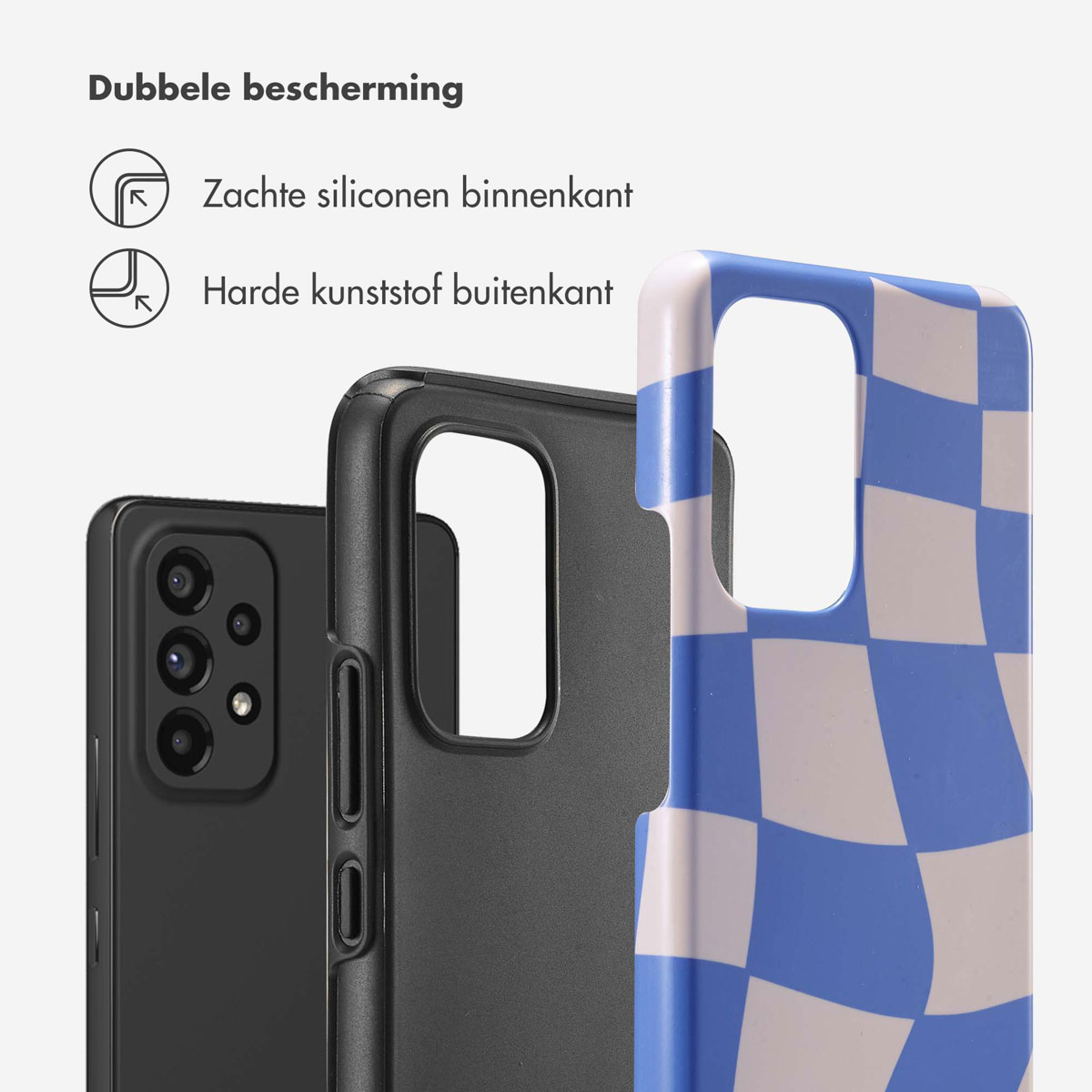 Deux coques de téléphone. Une noire avec des carreaux bleus et blancs, l'autre est noire.