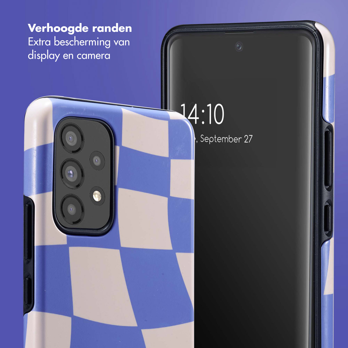 Coque de téléphone avec motif damier bleu et blanc et téléphone. Gros plan.