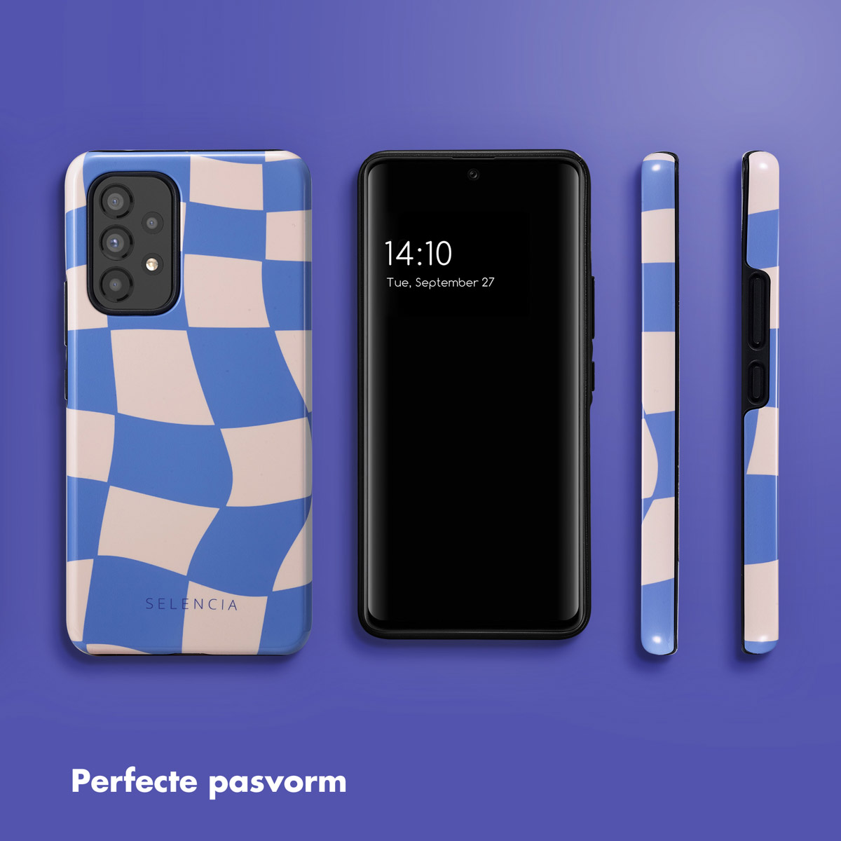 Téléphone et coques. Un téléphone avec l'écran allumé et trois coques à motif damier.