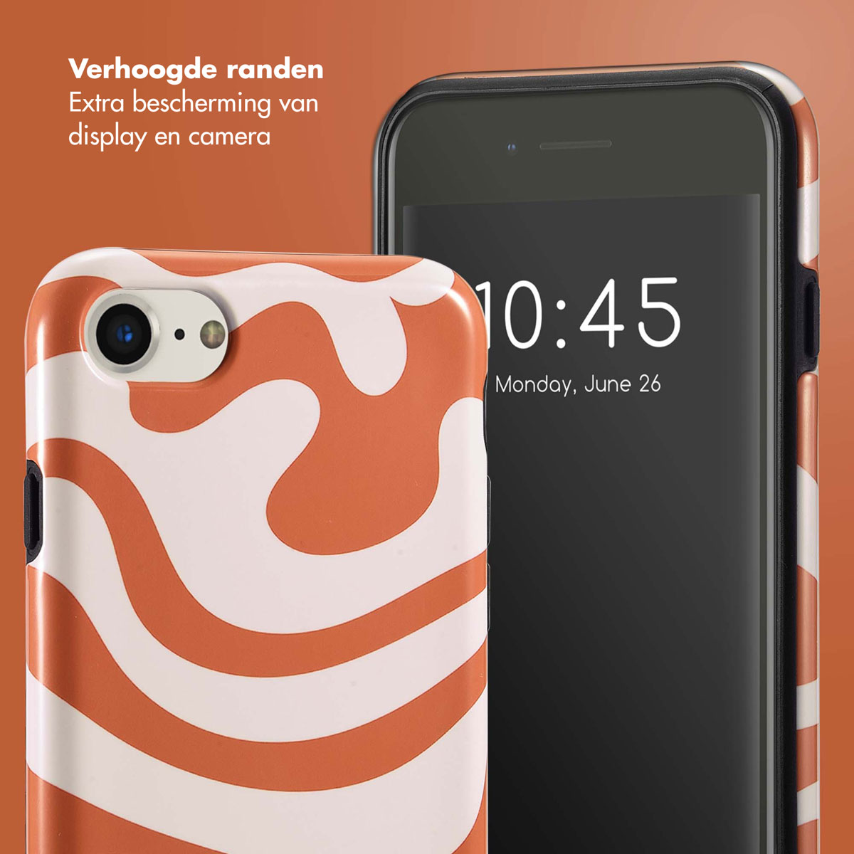 Close-up van telefoon met oranje en witte golvende hoes en zwart scherm op de achtergrond.