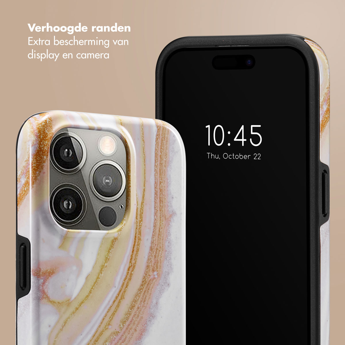 Une coque de téléphone à motif marbre à côté d'un smartphone à écran noir.