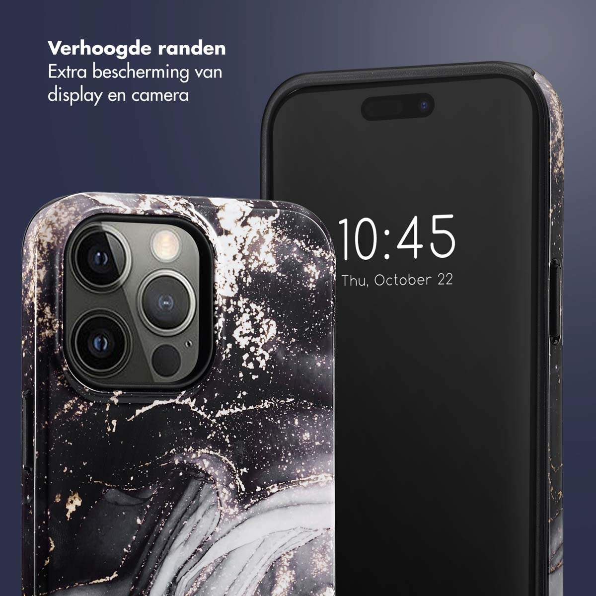 Telefoon met zwart marmeren hoesje. Zwarte telefoon die de tijd toont. Tekst: Verhoogde randen, extra scherm- en camerabescherming.
