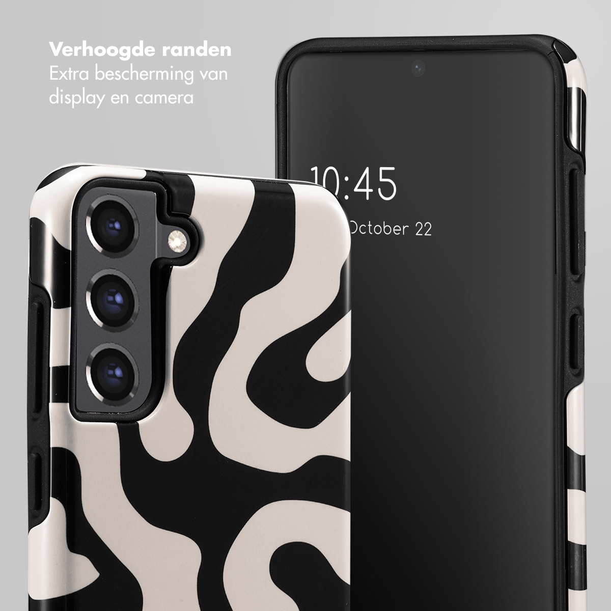 Custodia per telefono con motivo a spirale bianco e nero accanto a un telefono nero. Testo: Protezione extra per display e fotocamera.