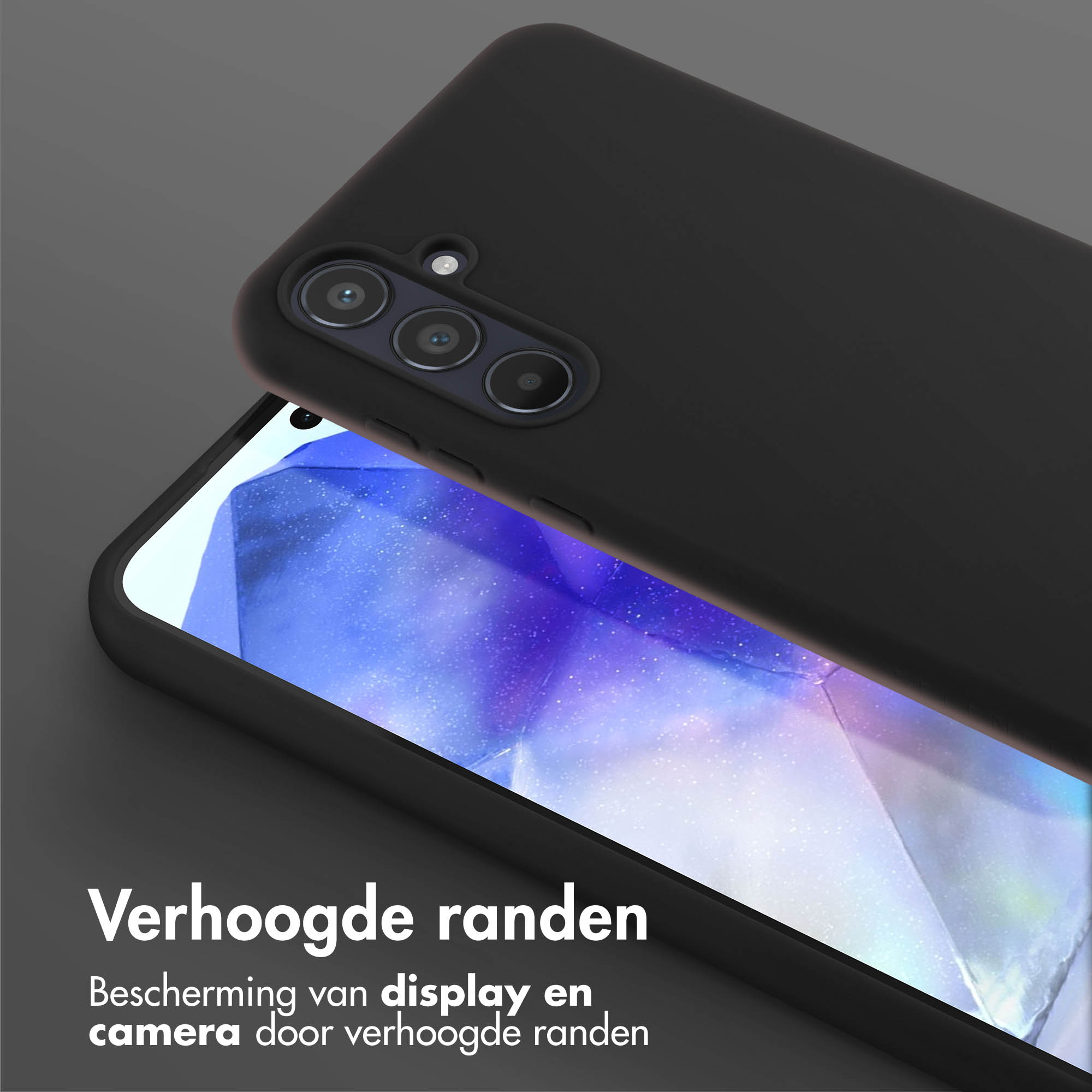 Zwarte telefoonhoes op een grijze ondergrond. De hoes bedekt de telefoon. De focus ligt op de camera.