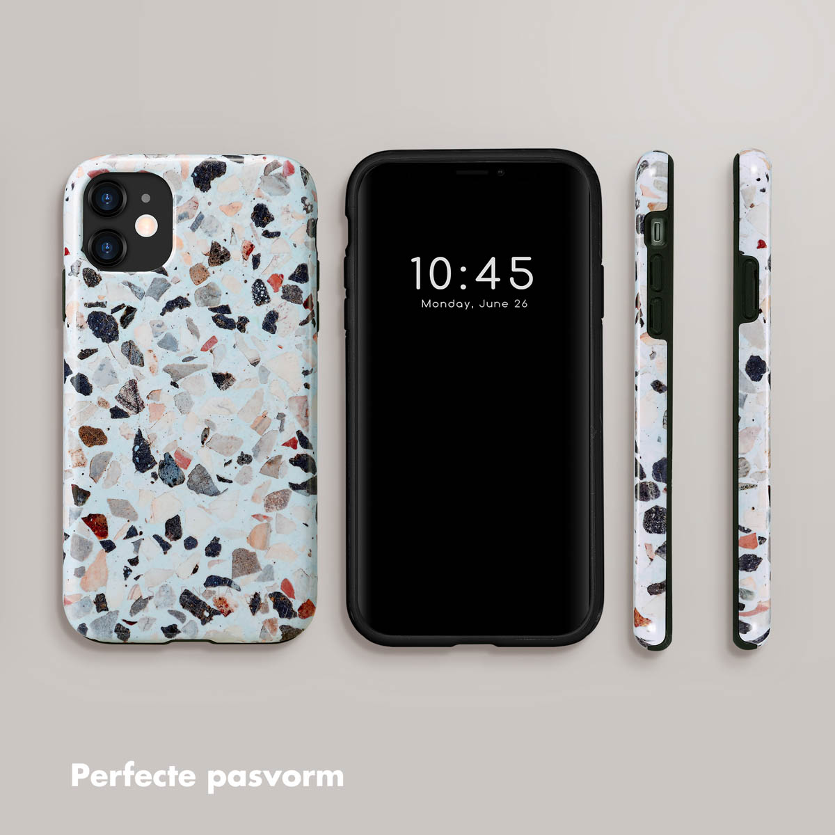 Drie telefoons. Eén met een blauwe, witte en rode stenen hoes en twee met zwarte hoesjes.