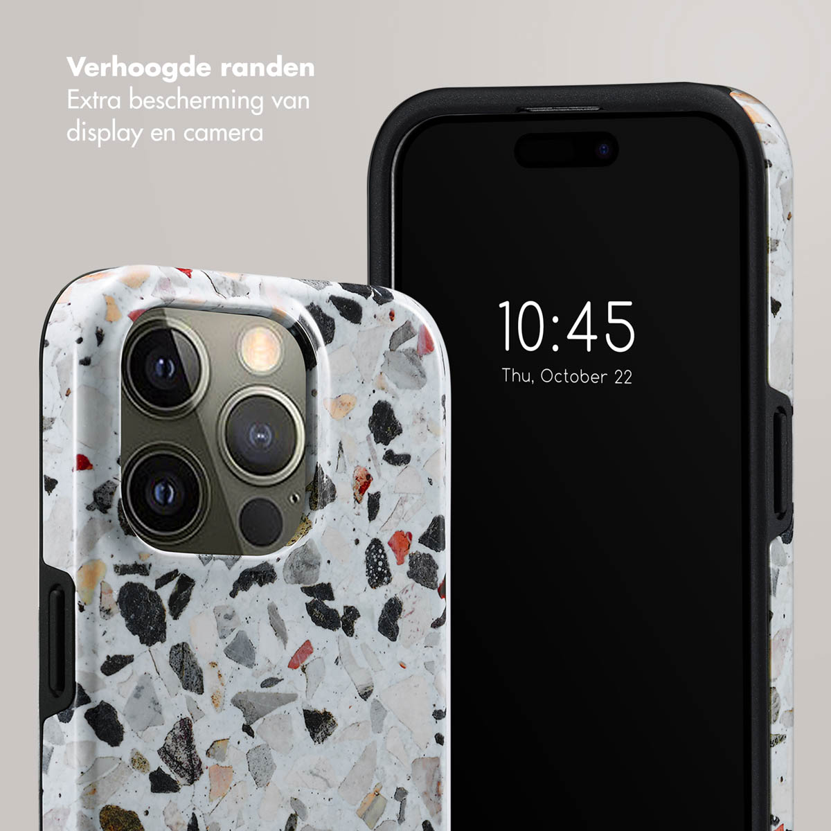 Une coque de téléphone en terrazzo à côté d'un smartphone à écran noir.