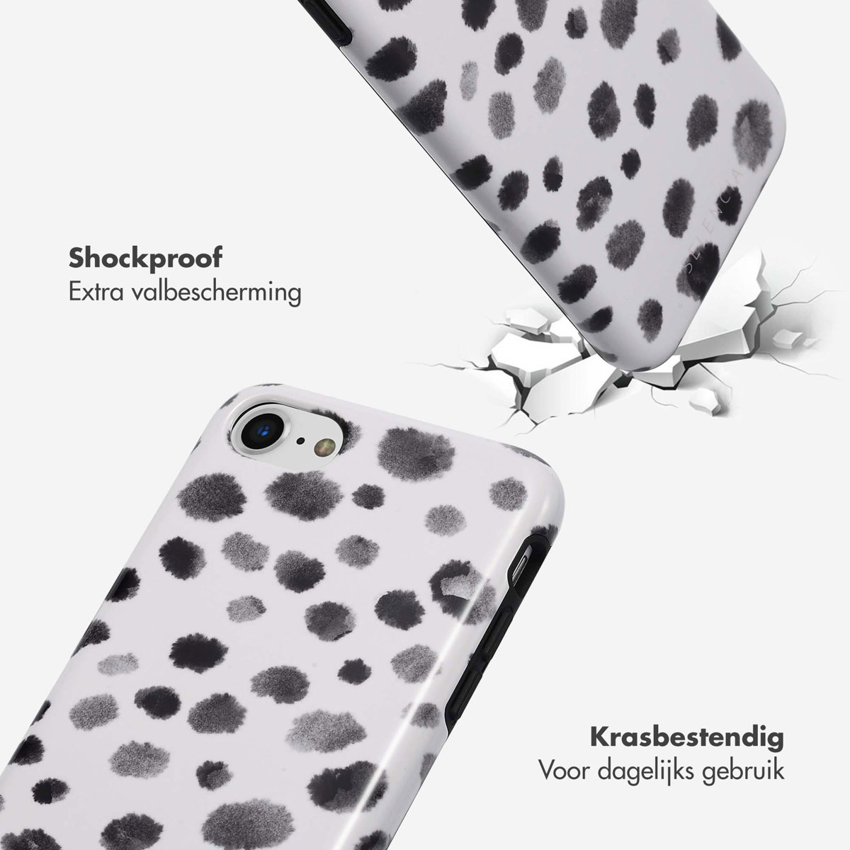 Twee telefoons met witte hoesjes en zwarte stippen. Eén valt en toont de impact. Witte achtergrond.