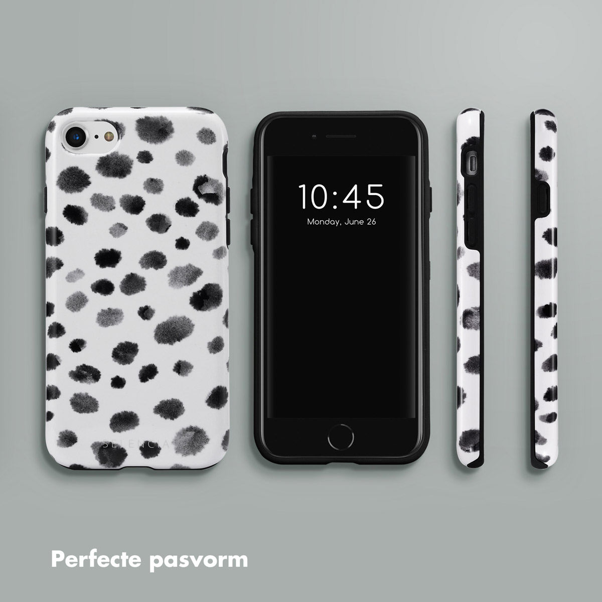 Een telefoon met zwart scherm waarop de tijd staat, is omringd door hoesjes met een witte achtergrond en zwarte inktvlekken.