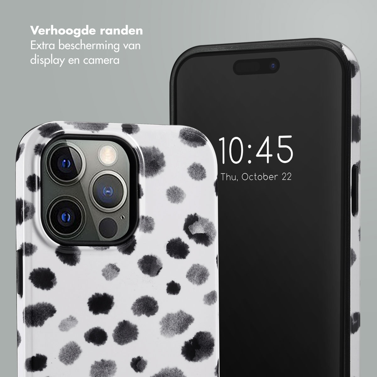 Telefoonhoesje met witte en zwarte stippen en een telefoon die de tijd aangeeft. De achtergrond is grijs.