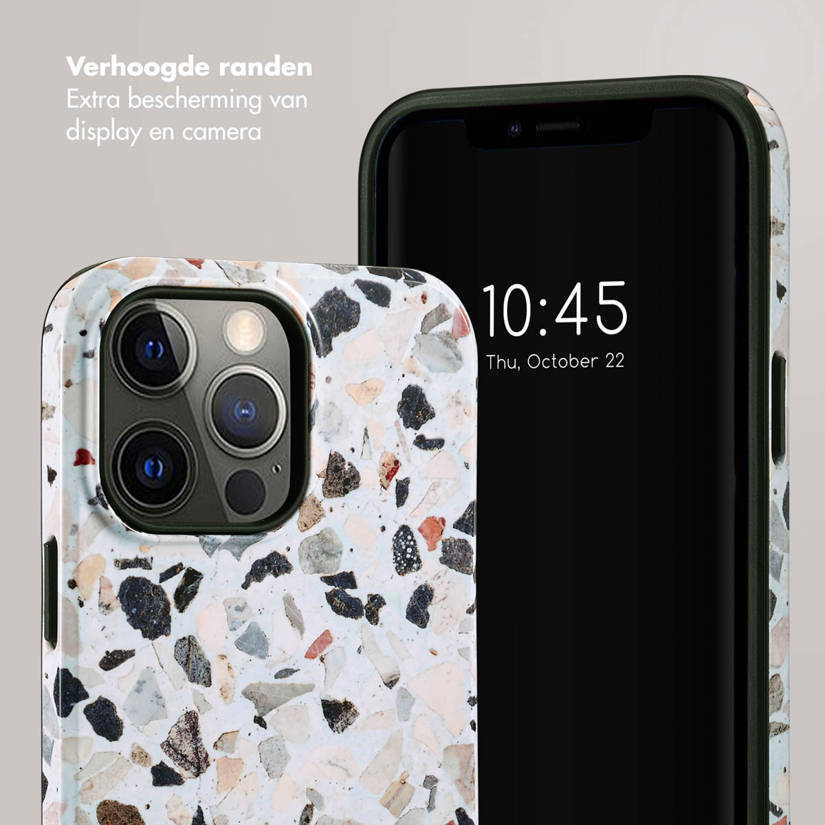 Telefoon met een gespikkelde hoes en groene rand. De telefoon toont tijd en datum. Daarnaast een andere telefoon.