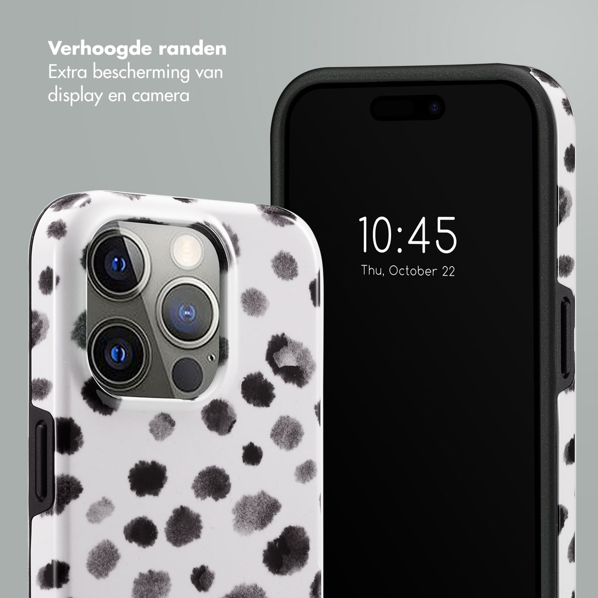 Coque de téléphone blanche à pois noirs et appareil photo. À côté, un téléphone.