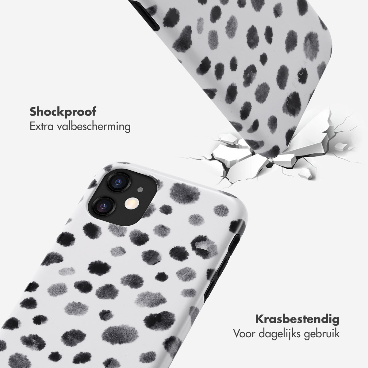 Coque avec des taches dalmatiennes noires et blanches tombant, brisant une surface.