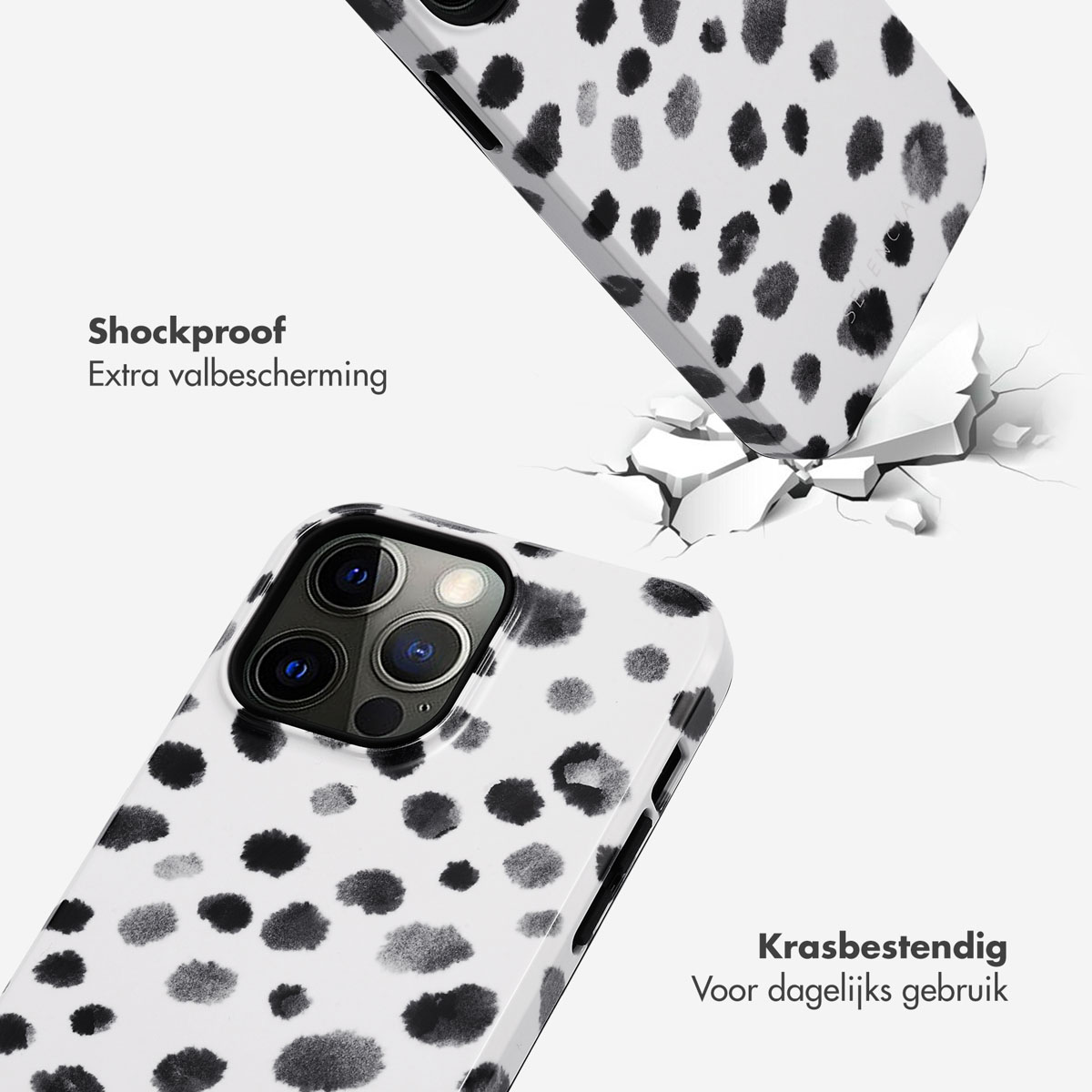 Telefoonhoesje met zwarte en witte stippen. De hoes valt en breekt het oppervlak. De achtergrond is wit.