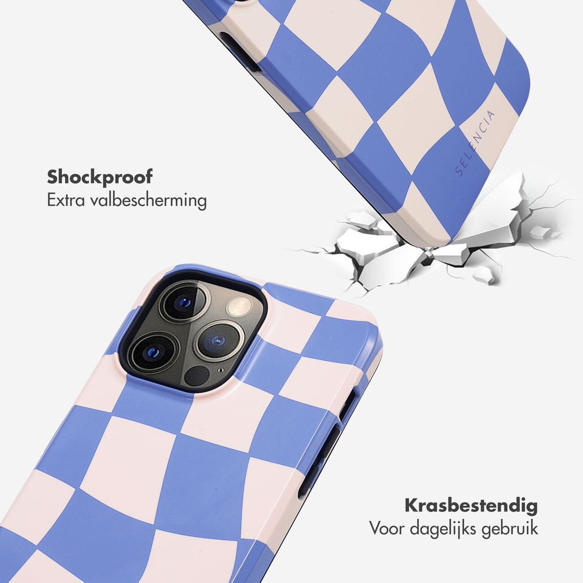 Twee telefoonhoesjes met een blauw en wit geruit ontwerp. Eén valt, de andere zit op een telefoon.
