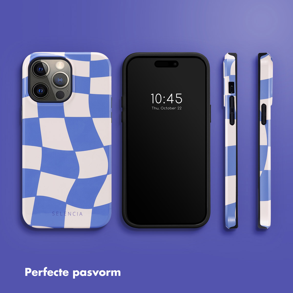 Telefoonhoesje met blauw en wit dambordpatroon, telefoon toont de tijd, op een paarse achtergrond.