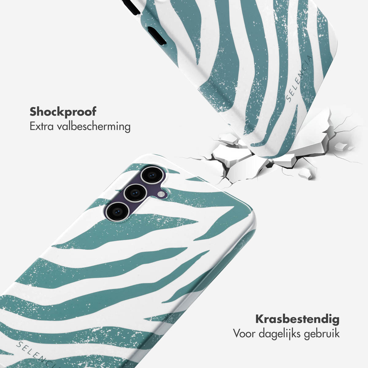 Telefoonhoesjes met een zebraprint design. Eén hoesje is kapot. De telefoonhoes is blauwgroen en wit.