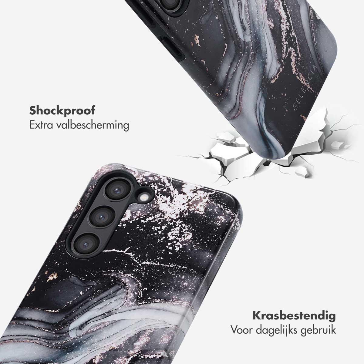 Coque de téléphone marbrée noir et blanc tombant. Des fissures blanches sont visibles sur la surface.