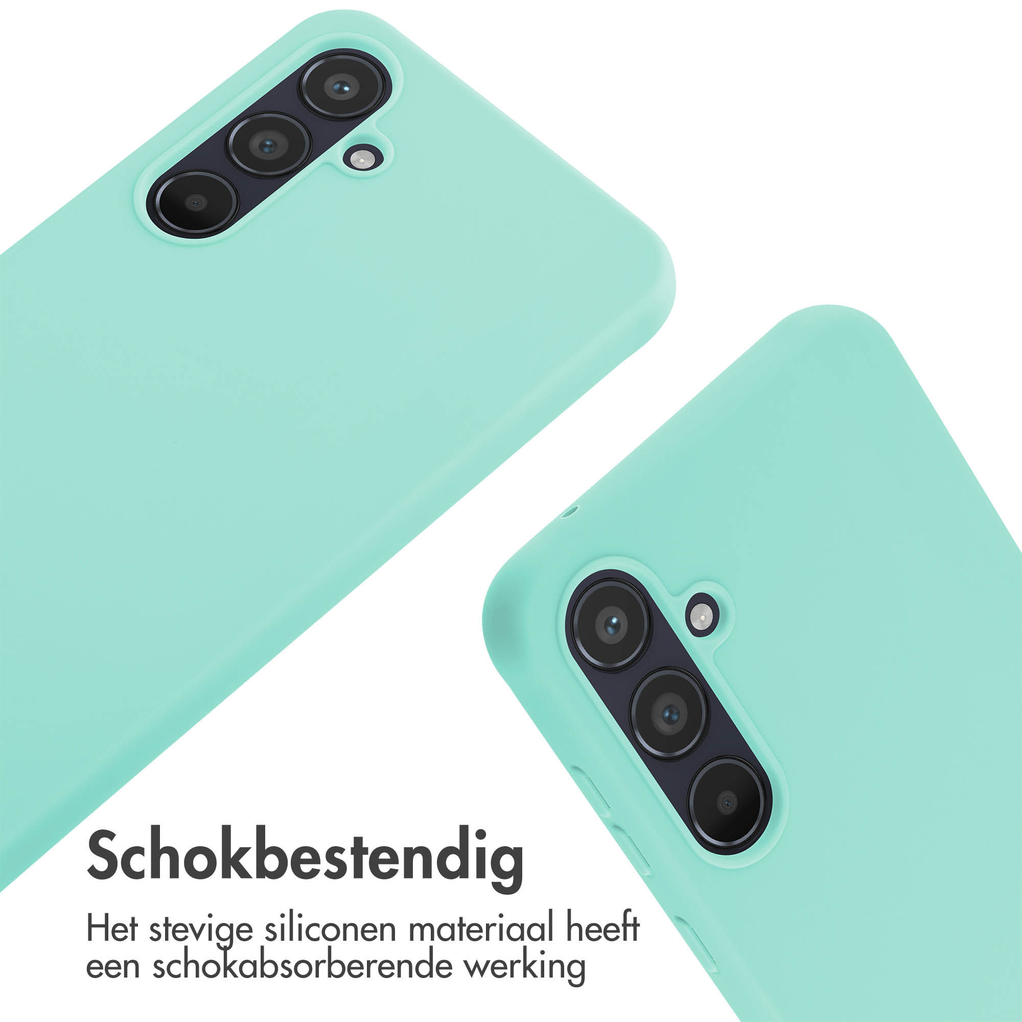 Twee lichtgroene telefoonhoesjes, schuin, camera's tonend. Witte achtergrond.