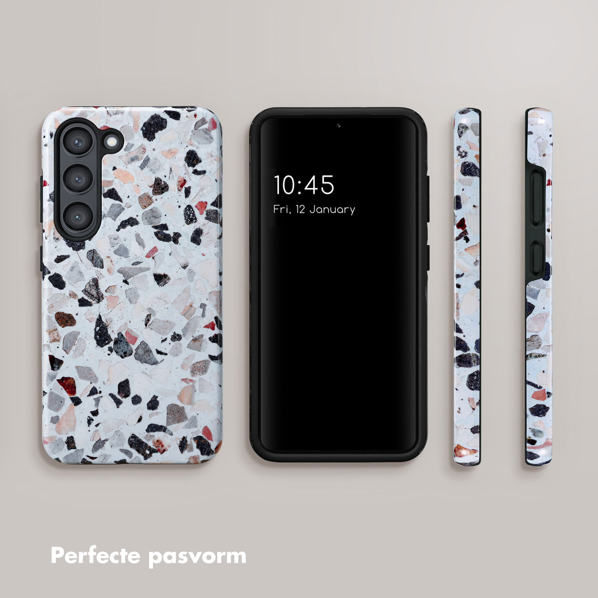 Téléphone et coques. Téléphone et trois coques avec un motif terrazzo. Le téléphone est allumé.