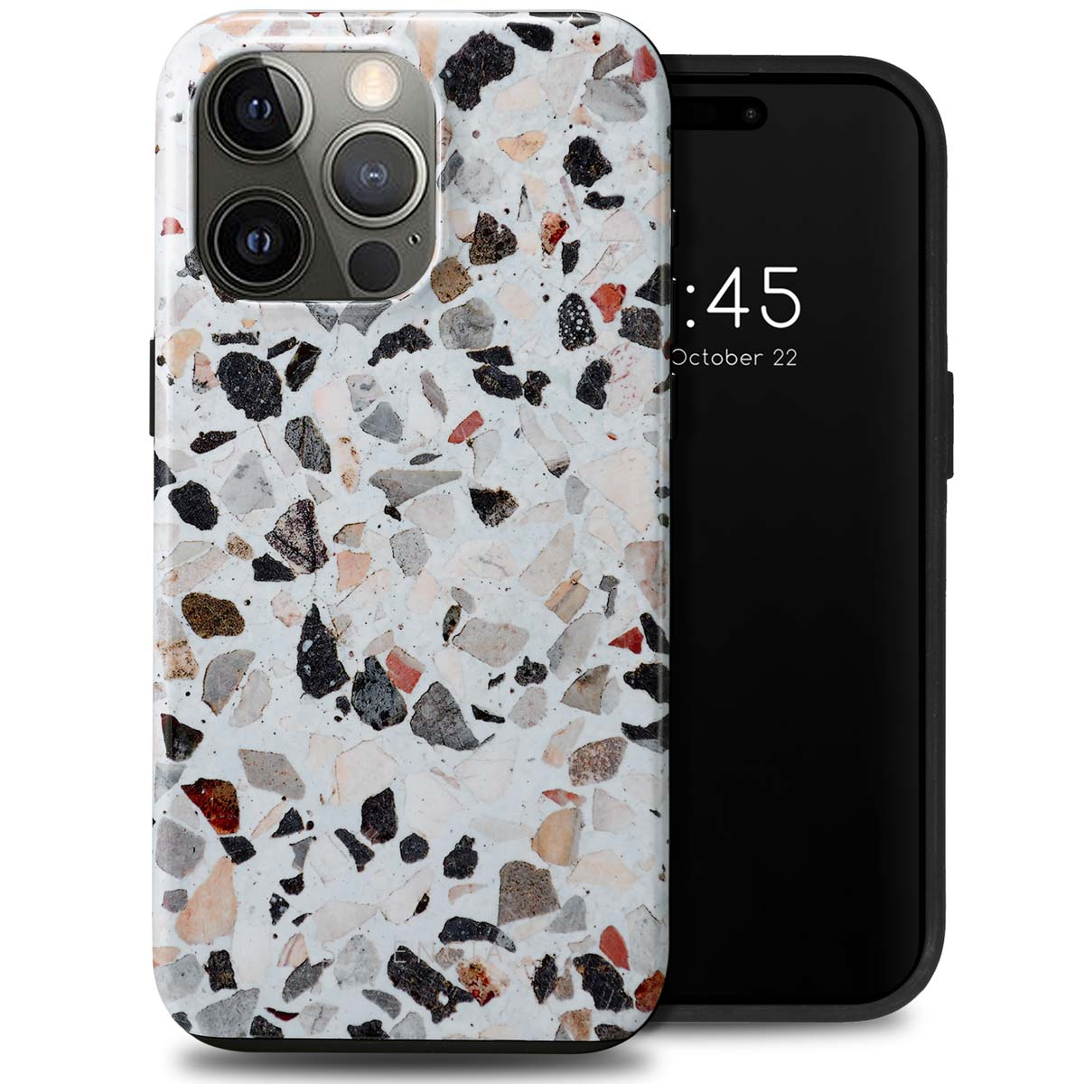 Een telefoon met een terrazzo patroon hoesje. Het scherm toont de tijd: 4:45 22 oktober. De hoes heeft zwarte, grijze en rode chips.
