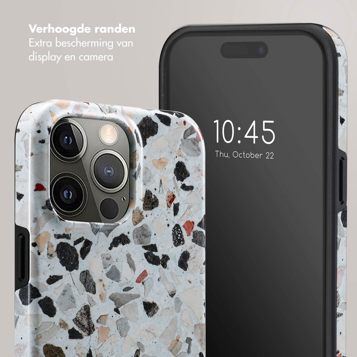 Close-up van een telefoon in een hoesje met terrazzo-patroon. Een andere telefoon toont de tijd 10:45. Beschermende tekst erboven.