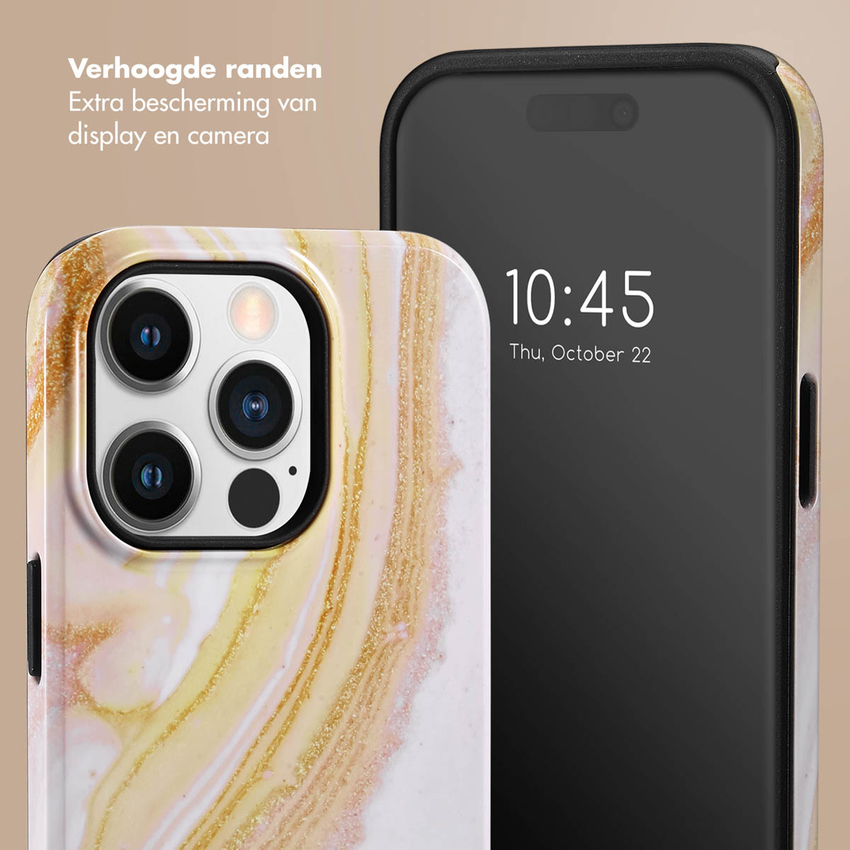 Telefoonhoesje met marmer design. De telefoon toont de tijd. De hoes heeft goud- en wittinten.