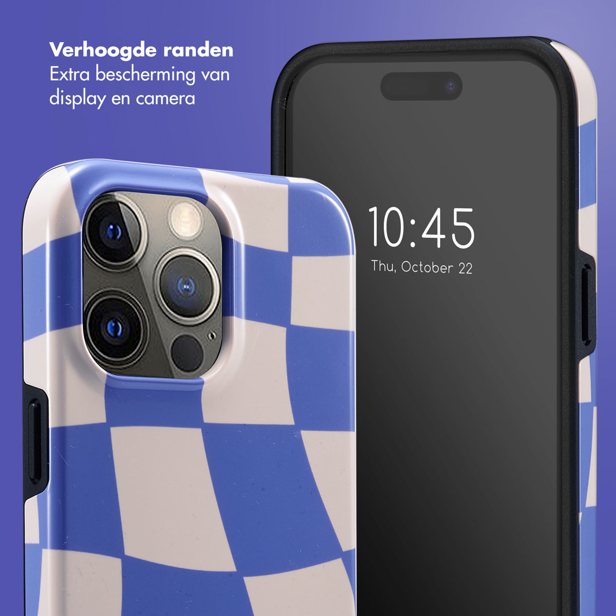 Close-up van een blauw-wit geruite telefoonhoes naast een telefoon die de tijd 10:45 weergeeft.