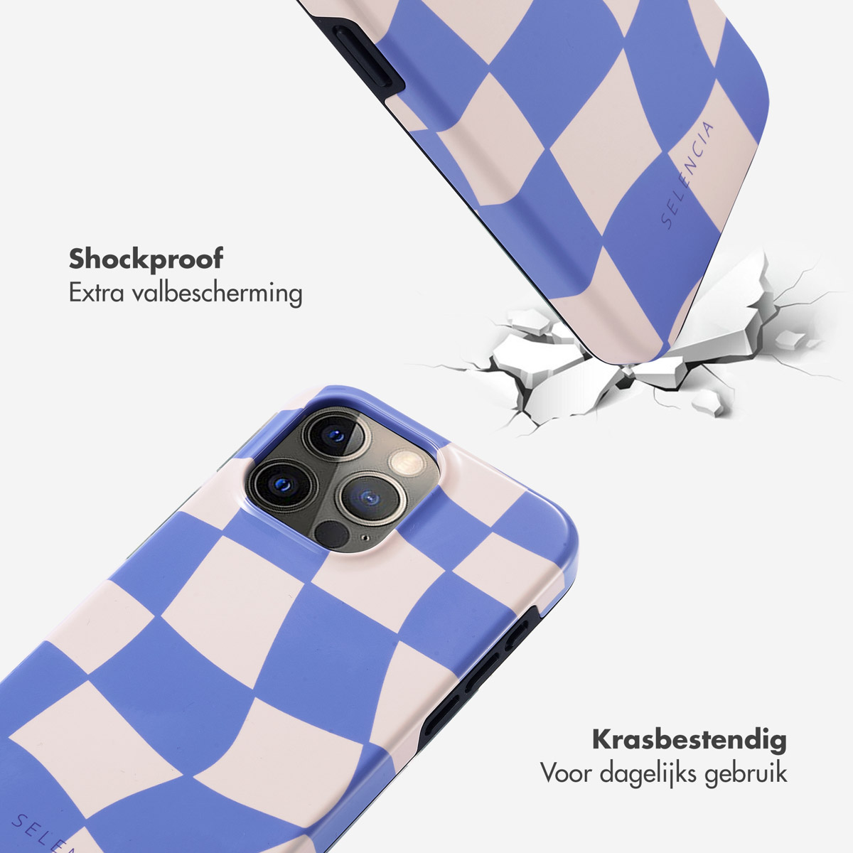 Blauw-wit geruite telefoonhoes die op een wit oppervlak wordt laten vallen met impactscheuren.