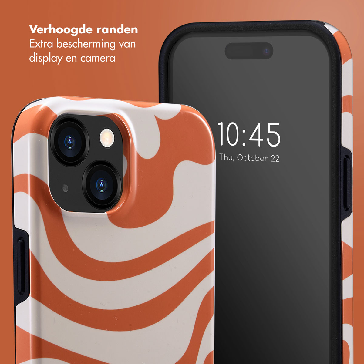 Gros plan d'un téléphone dans un étui. L'étui a un motif tourbillonnant orange et blanc. Un autre téléphone est en arrière-plan, affichant l'heure.