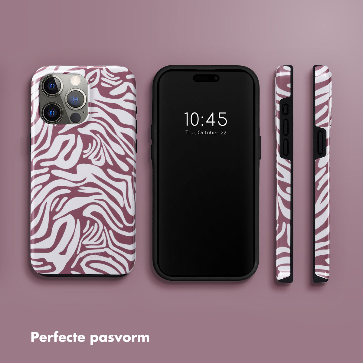 Een telefoon en hoesjes met zebraprint. De telefoon toont de tijd. Hoesjes staan op de zijkant, met de print.