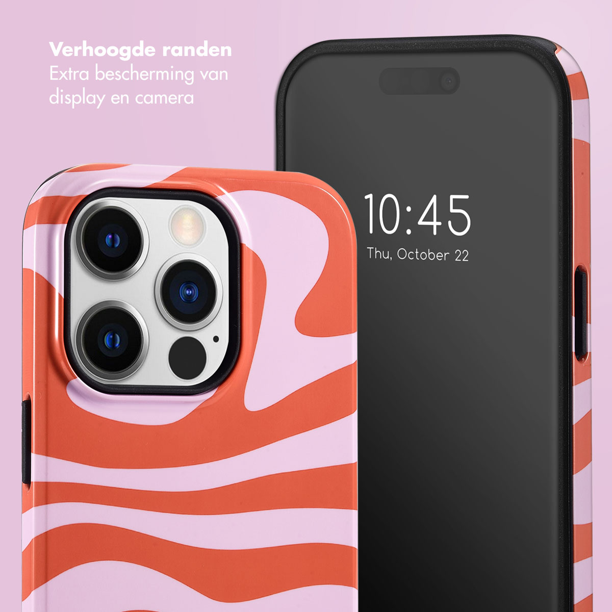 Een oranje en lichtroze hoesje met golvend patroon naast een smartphone.